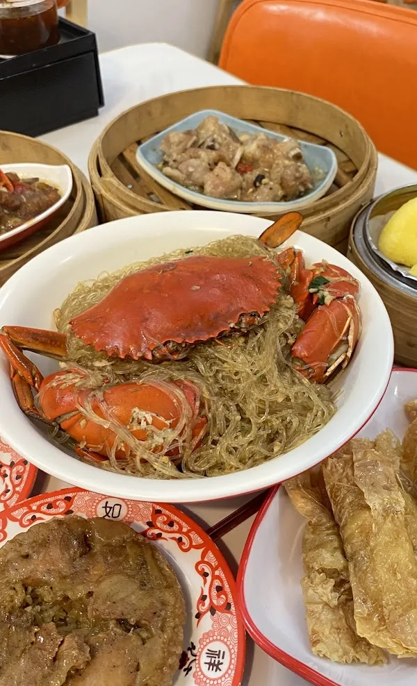 126 Dim Sum&rsquo;s signature crab vermicelli &mdash; a whole crab over glass noodles in a wide bowl, with steamers of pork ribs behind